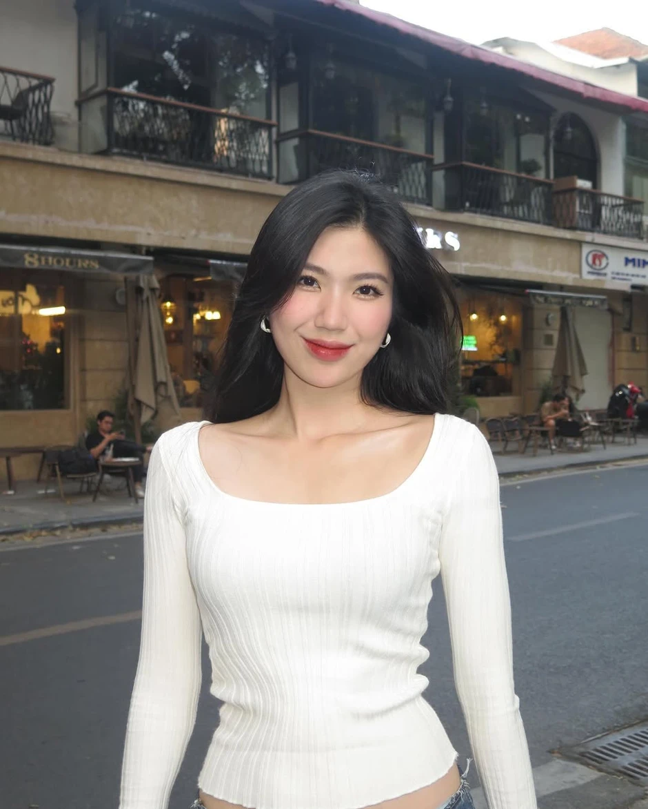 "Lên đồ" đi làm và "lột xác" khi đi chơi, nữ tiếp viên hàng không khiến CĐM "choáng" vì như sống 2 cuộc đời "Lên đồ" đi làm và "lột xác" khi đi chơi, nữ tiếp viên hàng không khiến CĐM "choáng" vì như sống 2 cuộc đời
