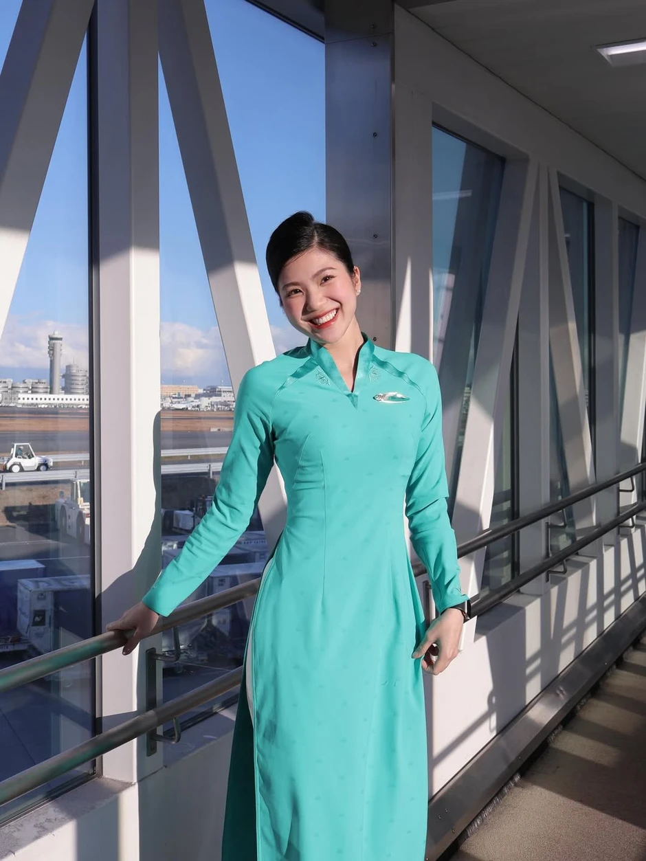 "Lên đồ" đi làm và "lột xác" khi đi chơi, nữ tiếp viên hàng không khiến CĐM "choáng" vì như sống 2 cuộc đời "Lên đồ" đi làm và "lột xác" khi đi chơi, nữ tiếp viên hàng không khiến CĐM "choáng" vì như sống 2 cuộc đời