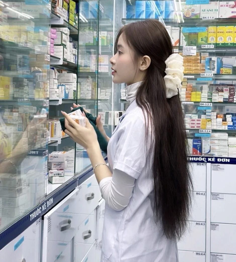 "Liều thuốc" ngọt ngào nhất hôm nay, nữ dược sĩ gây thương nhớ với nụ cười tỏa nắng