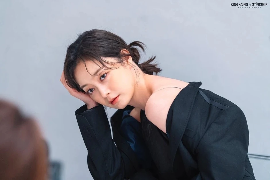 "Mỹ nhân bị ghét nhất Running Man” hết thời đi phục vụ ở quán cà phê, bị chủ quán cấm làm 2 điều trong khi đang làm việc "Mỹ nhân bị ghét nhất Running Man” hết thời đi phục vụ ở quán cà phê, bị chủ quán cấm làm 2 điều trong khi đang làm việc