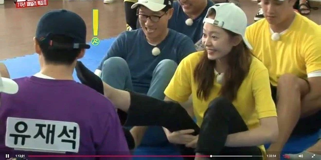 "Mỹ nhân bị ghét nhất Running Man” hết thời đi phục vụ ở quán cà phê, bị chủ quán cấm làm 2 điều trong khi đang làm việc "Mỹ nhân bị ghét nhất Running Man” hết thời đi phục vụ ở quán cà phê, bị chủ quán cấm làm 2 điều trong khi đang làm việc