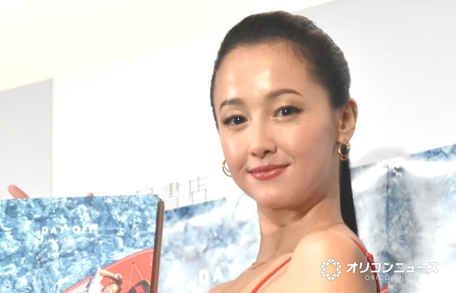 "Quốc bảo nhan sắc" Erika Sawajiri tái xuất: Chiêu đãi fan bằng loạt bikini nóng bỏng, hết bộ này đến bộ khác