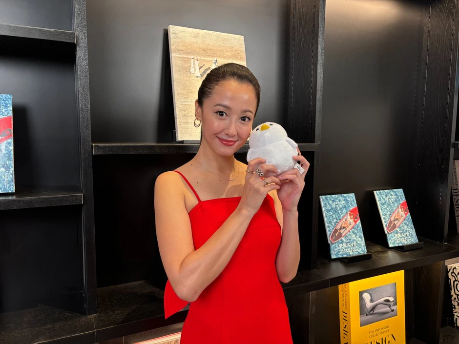 "Quốc bảo nhan sắc" Erika Sawajiri tái xuất: Chiêu đãi fan bằng loạt bikini nóng bỏng, hết bộ này đến bộ khác