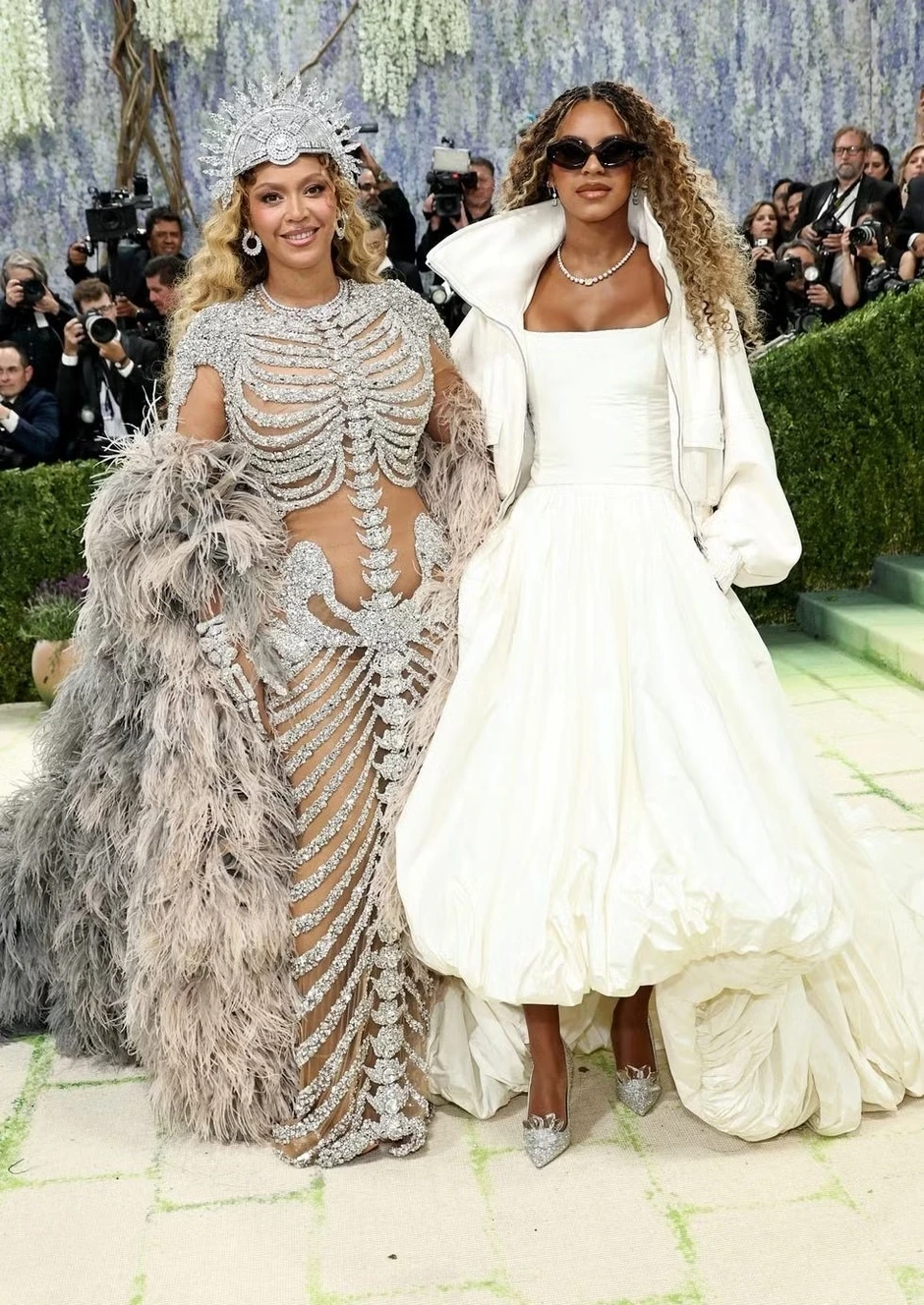 2 nhân vật ngang nhiên "phá luật" Met Gala, hóa ra vì có người chống lưng quyền lực đến mức ban tổ chức không ai dám đuổi 2 nhân vật ngang nhiên "phá luật" Met Gala, hóa ra vì có người chống lưng quyền lực đến mức ban tổ chức không ai dám đuổi