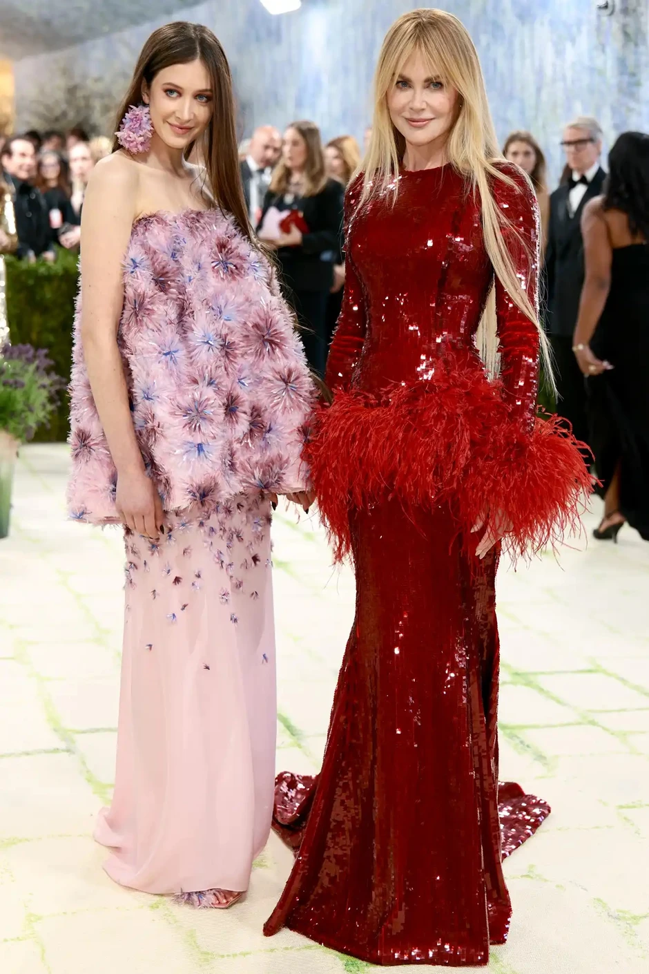 2 nhân vật ngang nhiên "phá luật" Met Gala, hóa ra vì có người chống lưng quyền lực đến mức ban tổ chức không ai dám đuổi 2 nhân vật ngang nhiên "phá luật" Met Gala, hóa ra vì có người chống lưng quyền lực đến mức ban tổ chức không ai dám đuổi