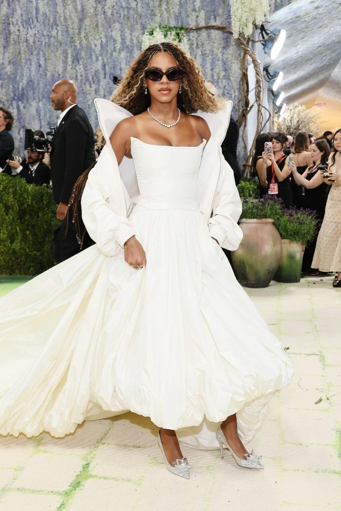 2 nhân vật ngang nhiên "phá luật" Met Gala, hóa ra vì có người chống lưng quyền lực đến mức ban tổ chức không ai dám đuổi 2 nhân vật ngang nhiên "phá luật" Met Gala, hóa ra vì có người chống lưng quyền lực đến mức ban tổ chức không ai dám đuổi