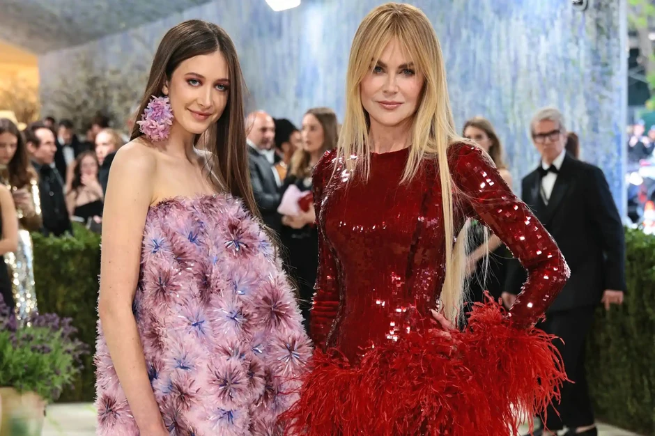 2 nhân vật ngang nhiên "phá luật" Met Gala, hóa ra vì có người chống lưng quyền lực đến mức ban tổ chức không ai dám đuổi 2 nhân vật ngang nhiên "phá luật" Met Gala, hóa ra vì có người chống lưng quyền lực đến mức ban tổ chức không ai dám đuổi