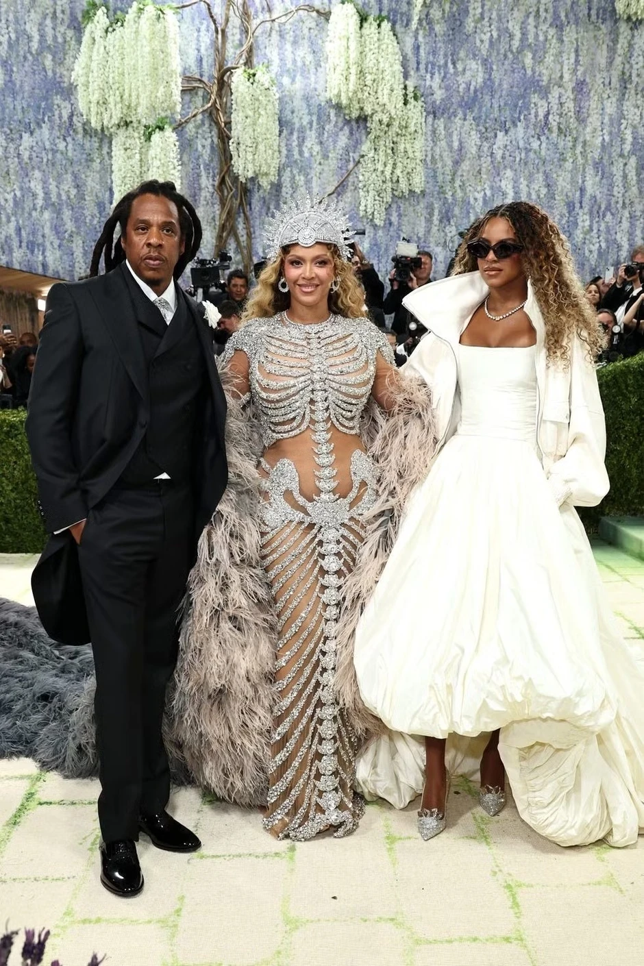 2 nhân vật ngang nhiên "phá luật" Met Gala, hóa ra vì có người chống lưng quyền lực đến mức ban tổ chức không ai dám đuổi 2 nhân vật ngang nhiên "phá luật" Met Gala, hóa ra vì có người chống lưng quyền lực đến mức ban tổ chức không ai dám đuổi