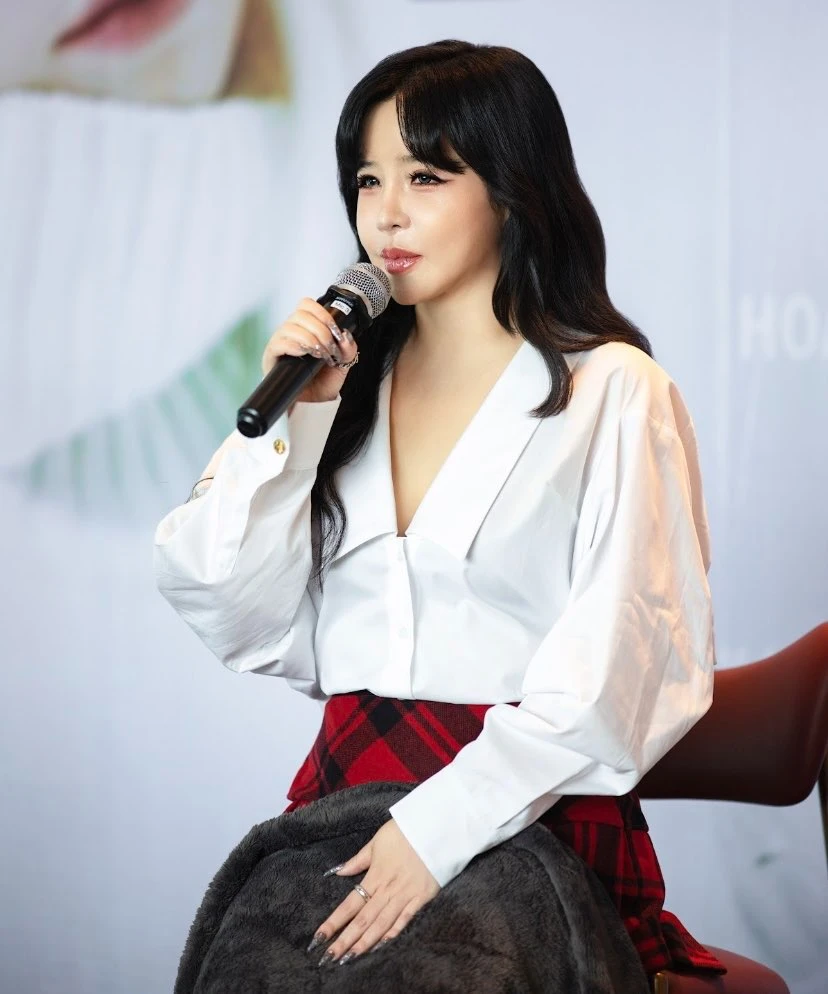 2NE1 cạch mặt Park Bom sau ồn ào, chỉ 3 người thôi vẫn vui hết nấc