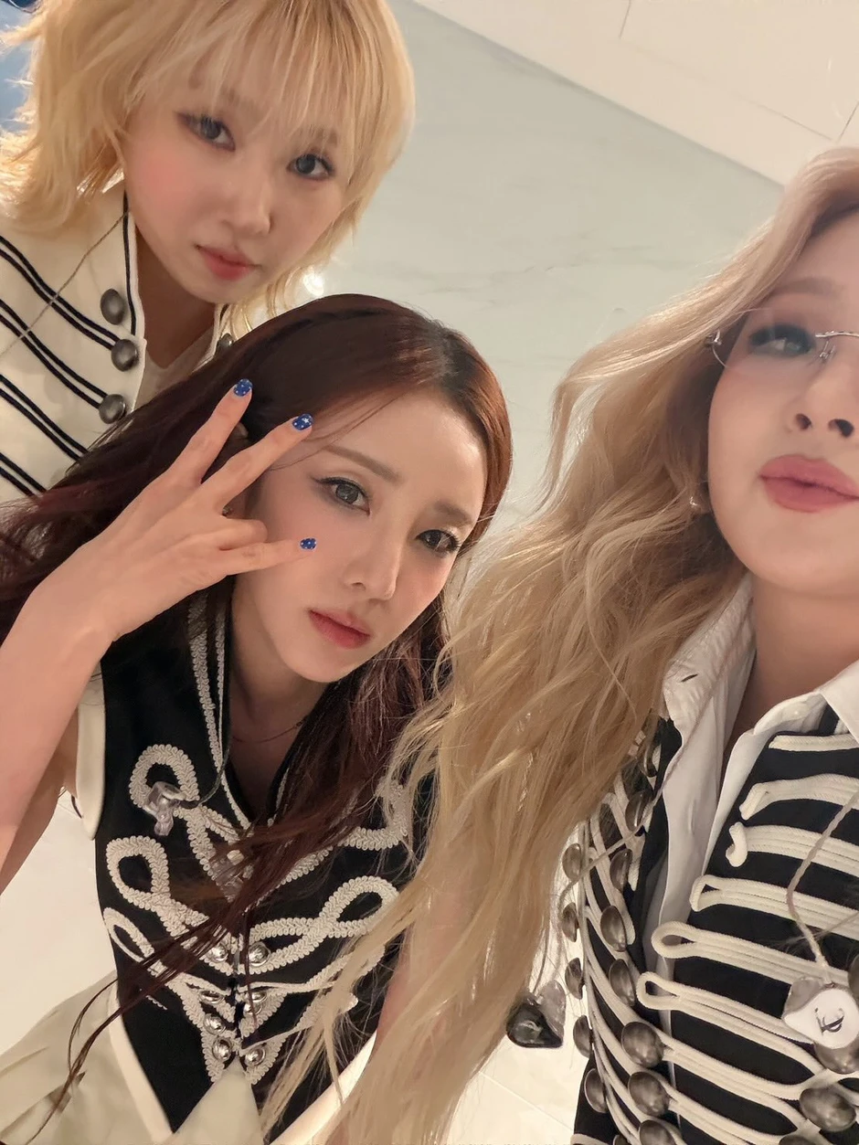 2NE1 cạch mặt Park Bom sau ồn ào, chỉ 3 người thôi vẫn vui hết nấc