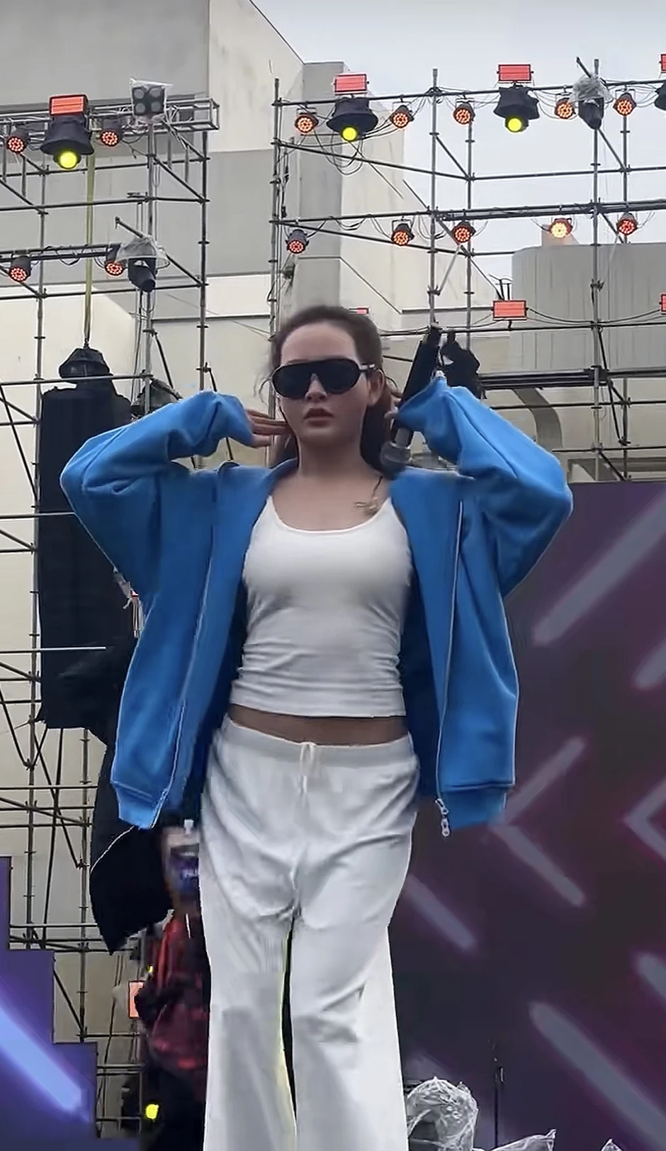 Ai đó hãy "cứu" Hiền Hồ đi!