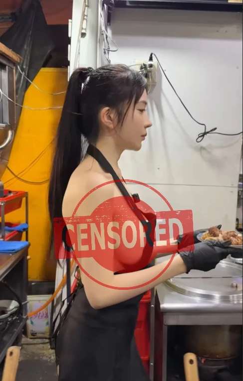 Ăn mặc phản cảm đứng bán "lẩu bò", chiêu trò marketing của hot girl xinh đẹp khiến CĐM không khỏi ngán ngẩm