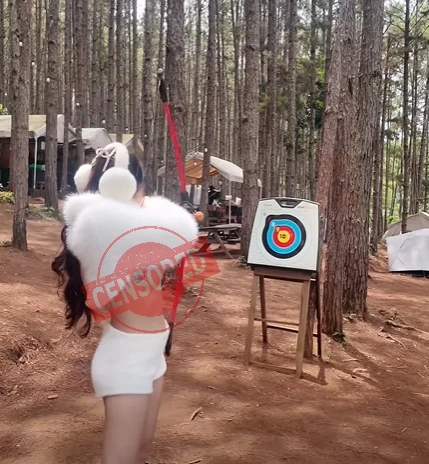 Ăn mặc táo bạo chơi bắn cung, cô gái làm dấy lên tranh cãi giữa gợi cảm và phản cảm Ăn mặc táo bạo chơi bắn cung, cô gái làm dấy lên tranh cãi giữa gợi cảm và phản cảm