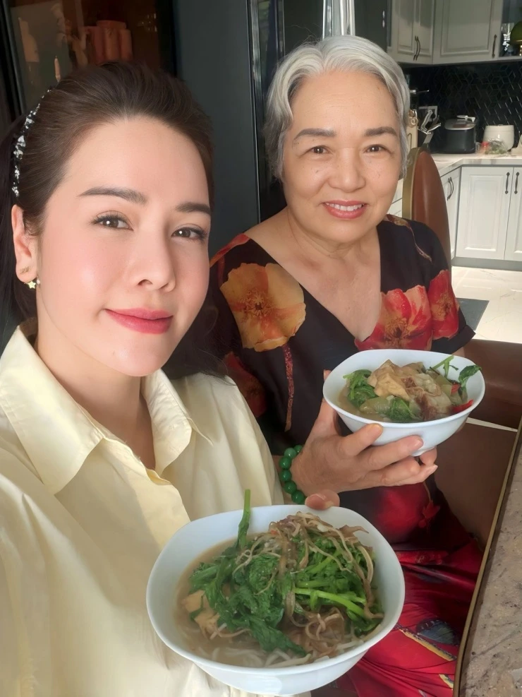 Ảnh sao 13/5: Tăng Thanh Hà được khen trẻ trung