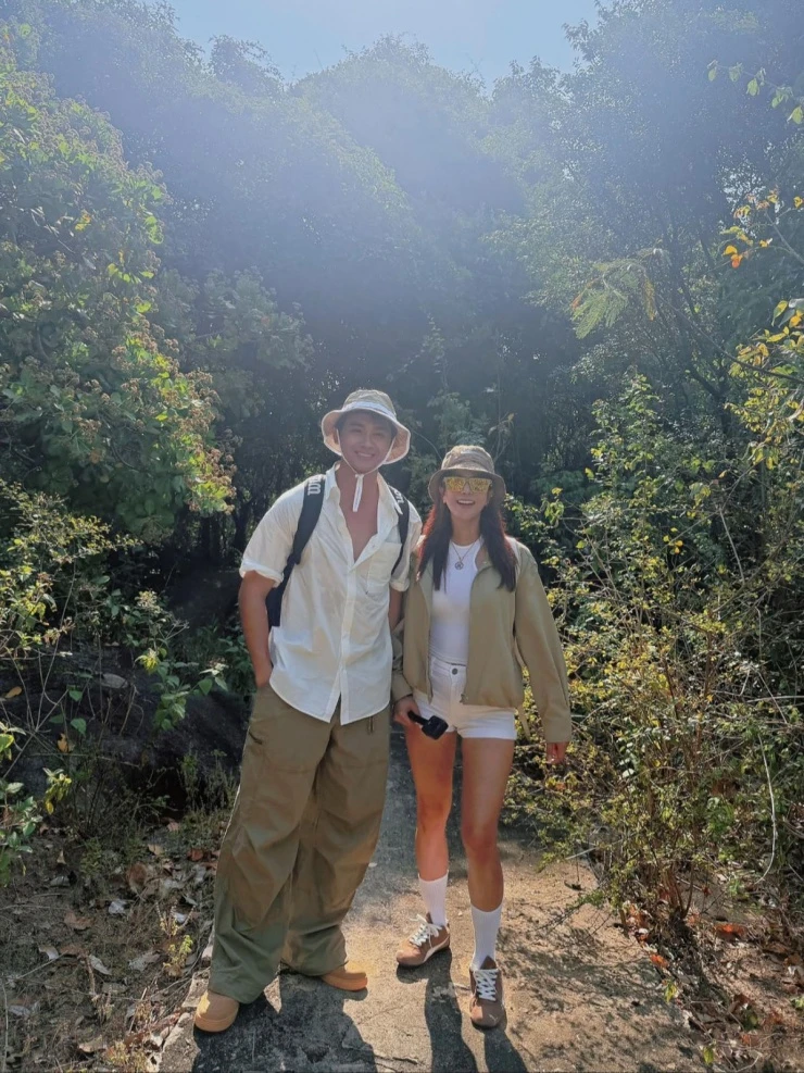 Ảnh sao 14/5: Diệp Lâm Anh trekking với bạn trai kém 11 tuổi