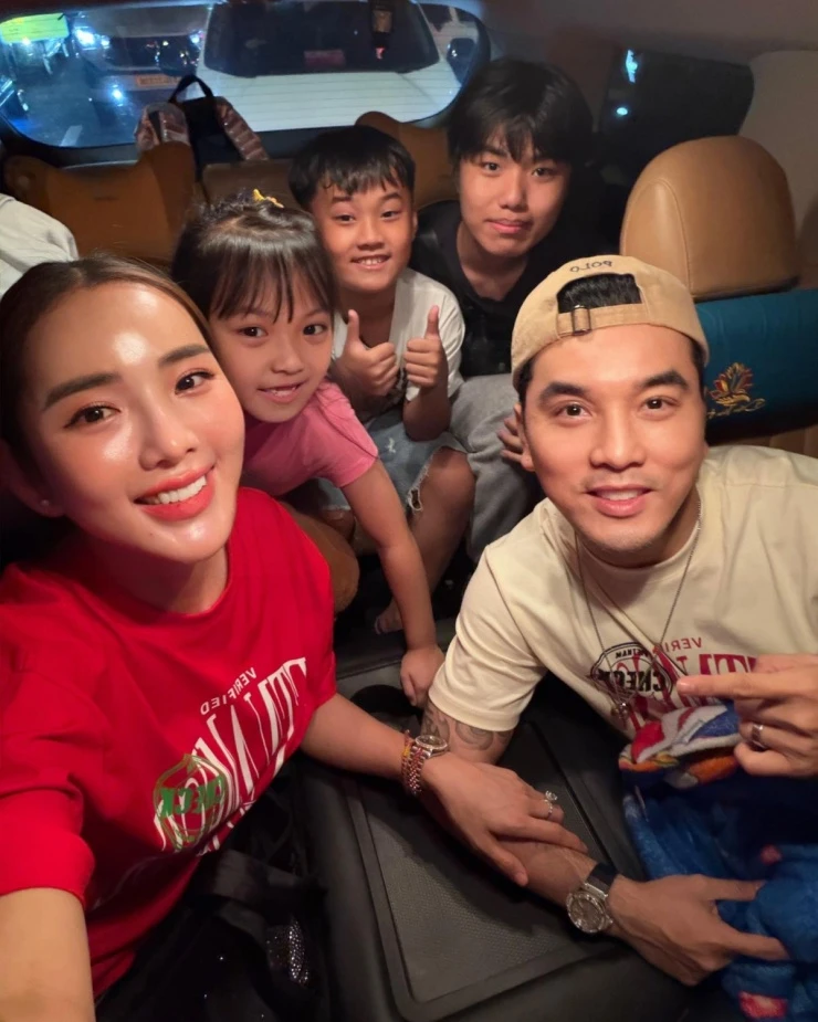 Ảnh sao 19/5: Ưng Hoàng Phúc đón con trai riêng của vợ từ Mỹ về Ảnh sao 19/5: Ưng Hoàng Phúc đón con trai riêng của vợ từ Mỹ về