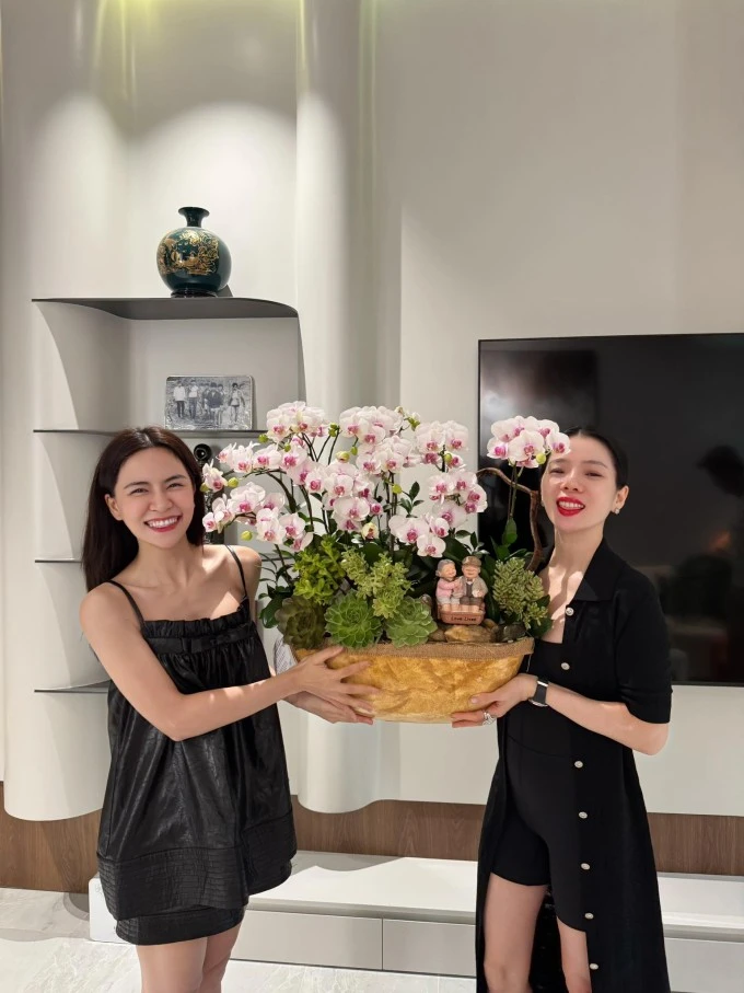Ảnh sao 20/5: Lệ Quyên thăm nhà phố ba tầng của Hà Nhi Ảnh sao 20/5: Lệ Quyên thăm nhà phố ba tầng của Hà Nhi