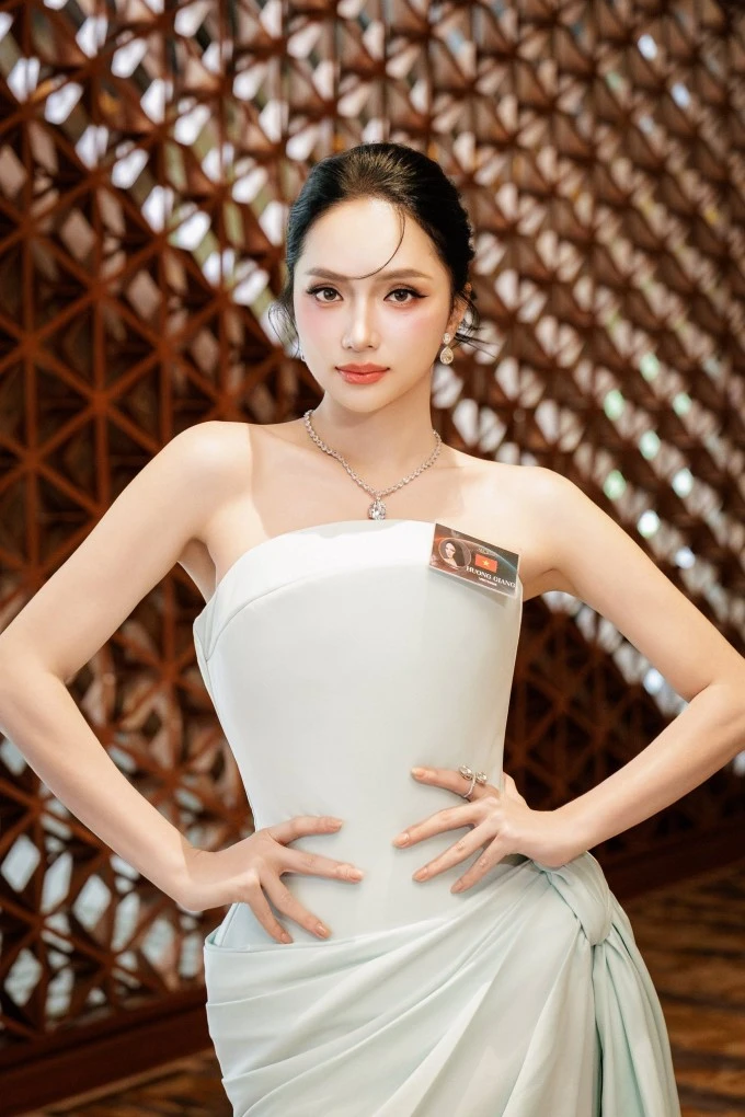 Ảnh sao 20/5: Lệ Quyên thăm nhà phố ba tầng của Hà Nhi Ảnh sao 20/5: Lệ Quyên thăm nhà phố ba tầng của Hà Nhi