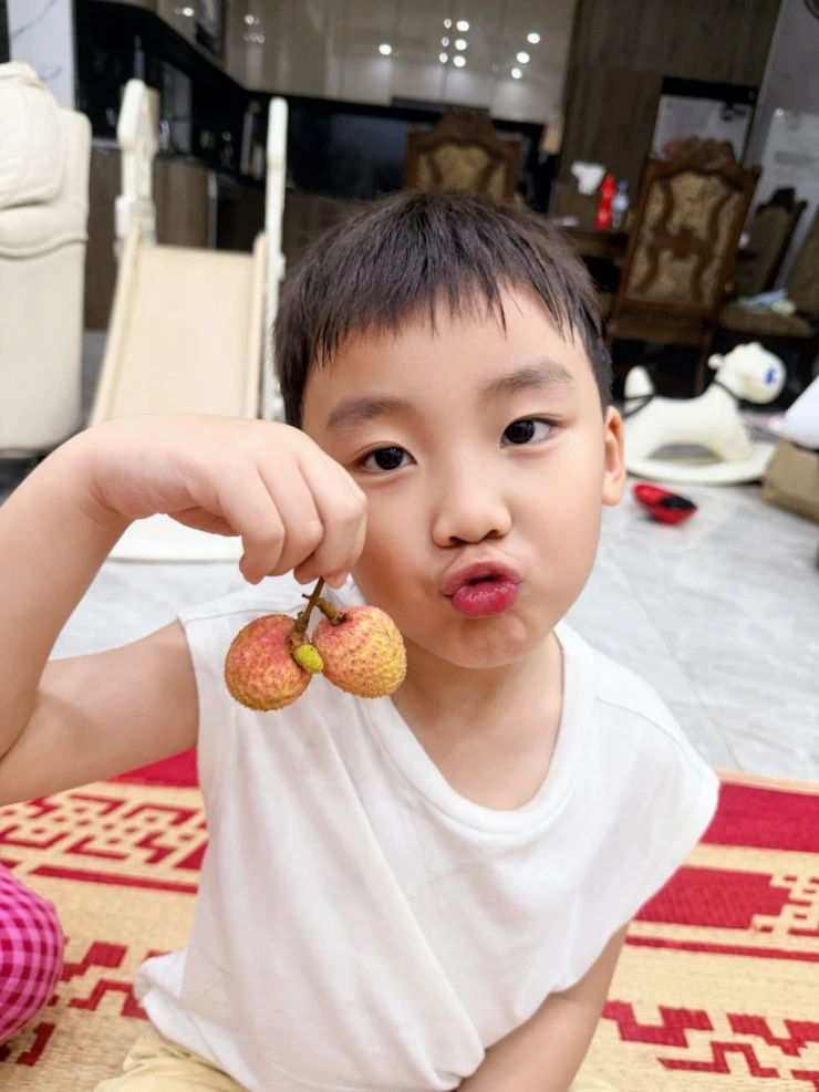 Ảnh sao 6/5: Hòa Minzy bị đồn đã có thêm con gái