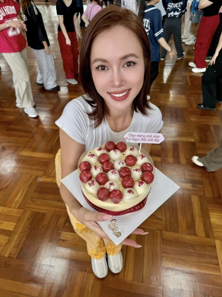 Ảnh sao 6/5: Hòa Minzy bị đồn đã có thêm con gái