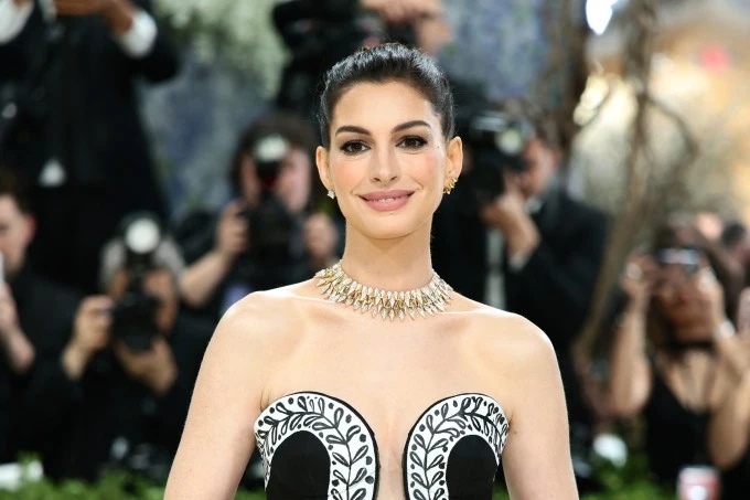 Anne Hathaway tiết lộ gần như bị mù một mắt suốt nhiều năm