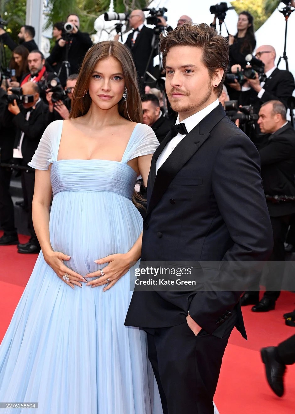 Barbara Palvin bầu vượt mặt vẫn đẹp mê ở Cannes 2026