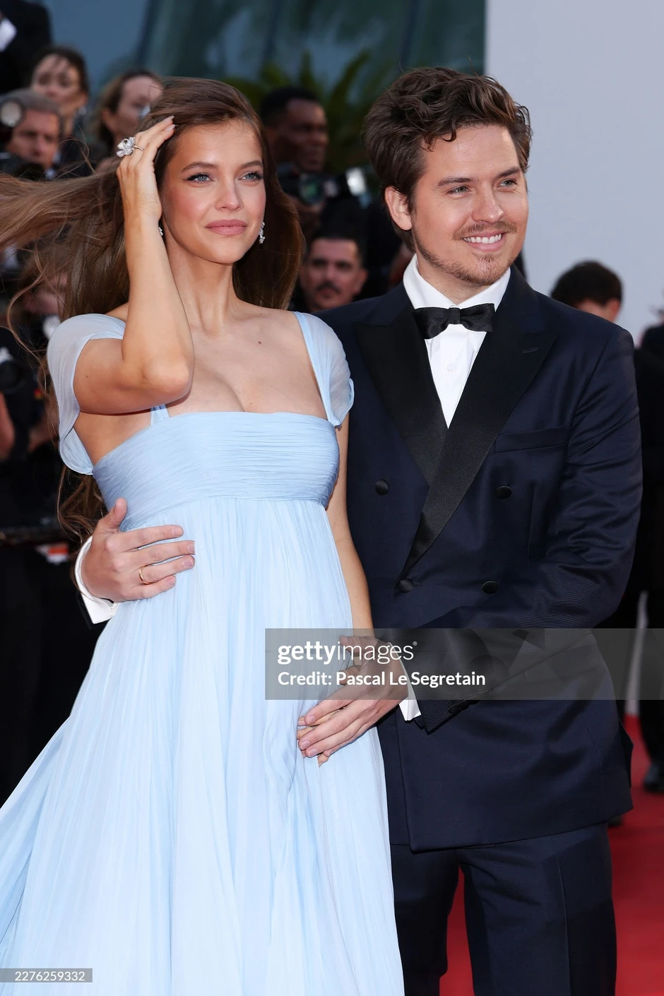 Barbara Palvin bầu vượt mặt vẫn đẹp mê ở Cannes 2026