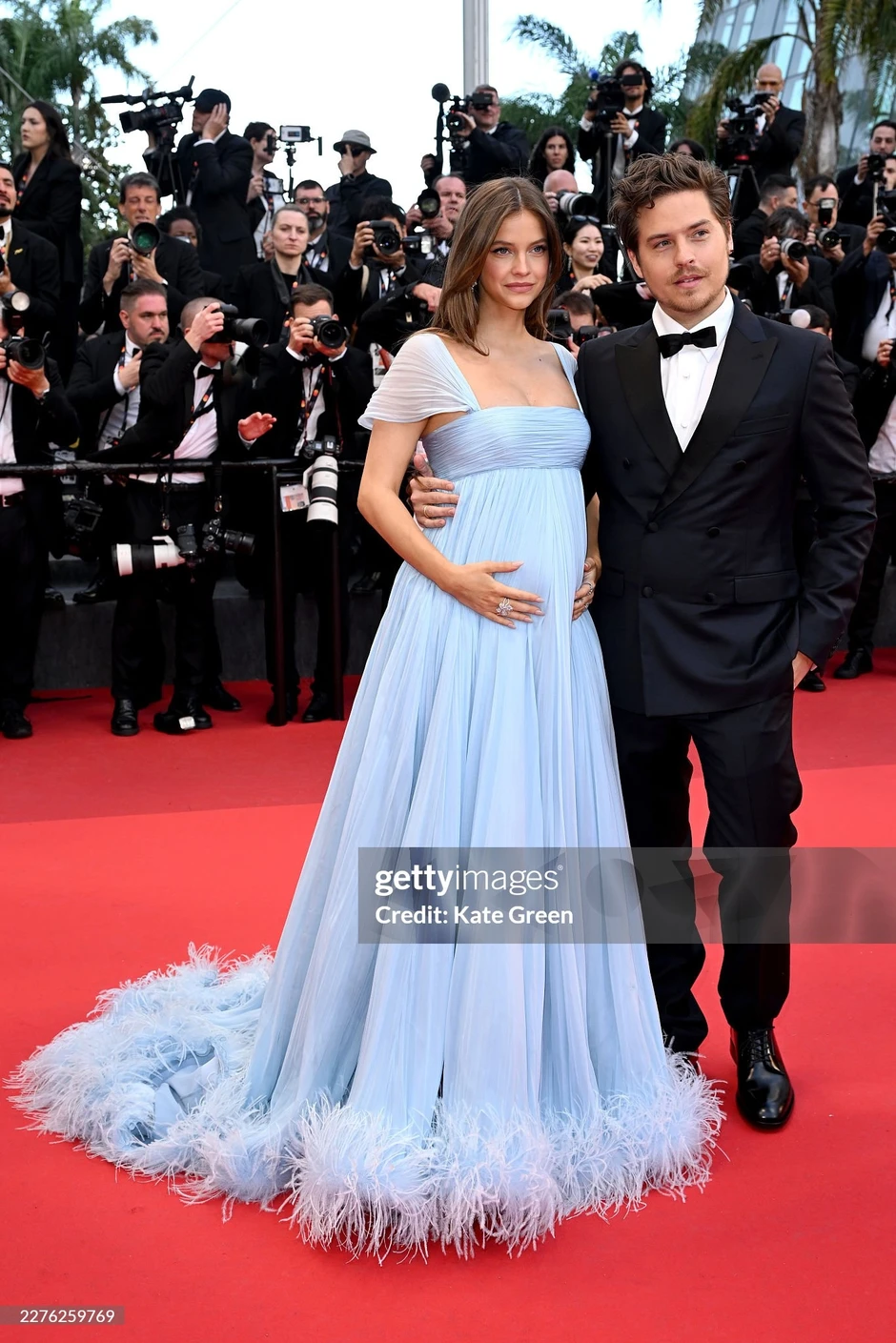 Barbara Palvin bầu vượt mặt vẫn đẹp mê ở Cannes 2026