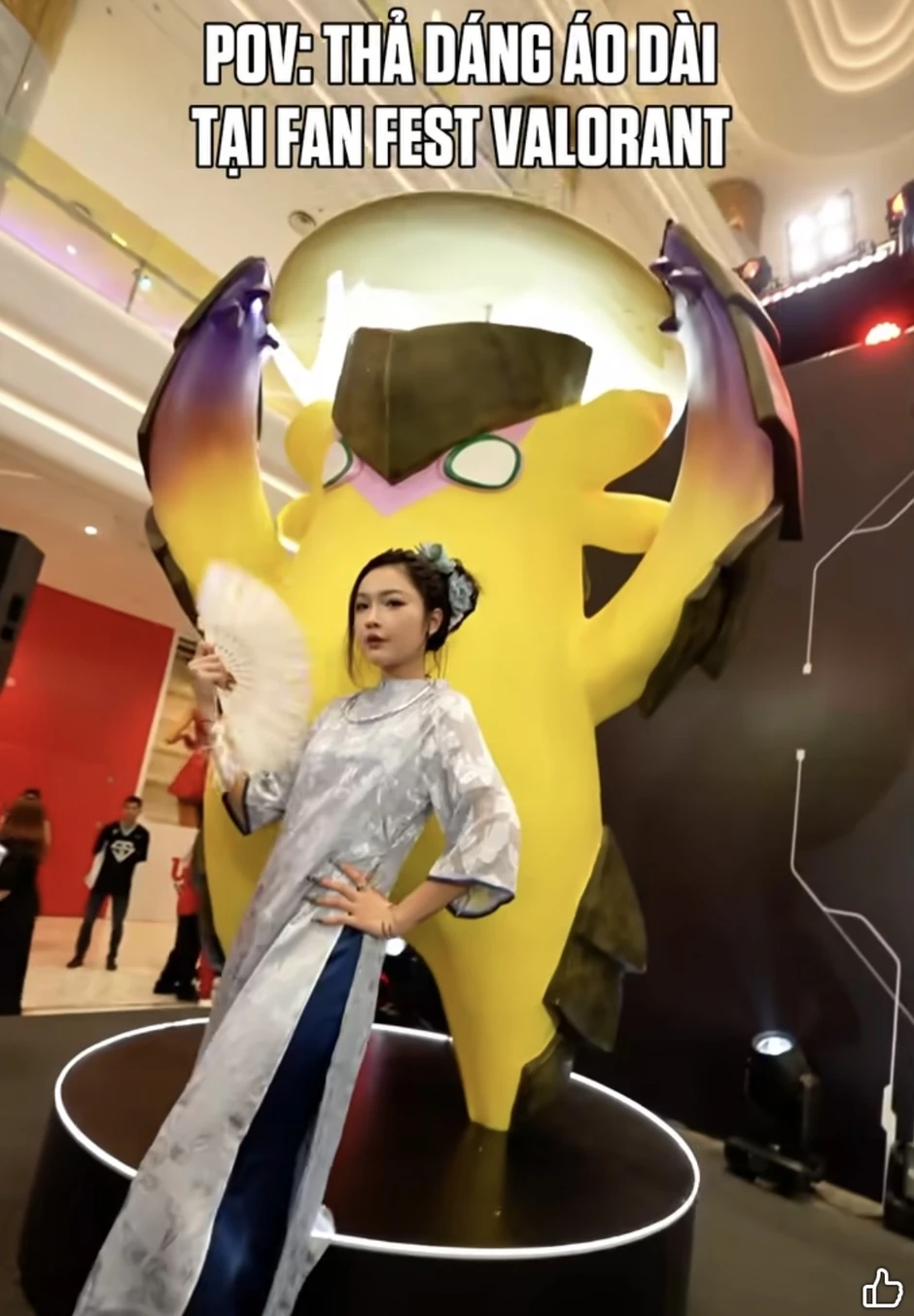 Bất ngờ gặp lại nữ MC có "nụ hôn viral" tại Fan Fest VALORANT