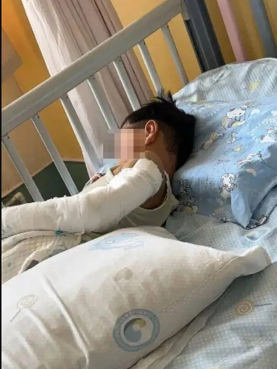Bé trai 4 tuổi ngã từ tầng 11 chung cư xuống đất vì ngóng bố mẹ về nhà