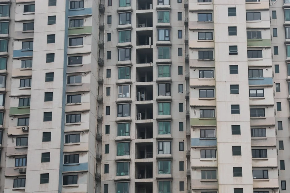 Bé trai 4 tuổi ngã từ tầng 11 chung cư xuống đất vì ngóng bố mẹ về nhà