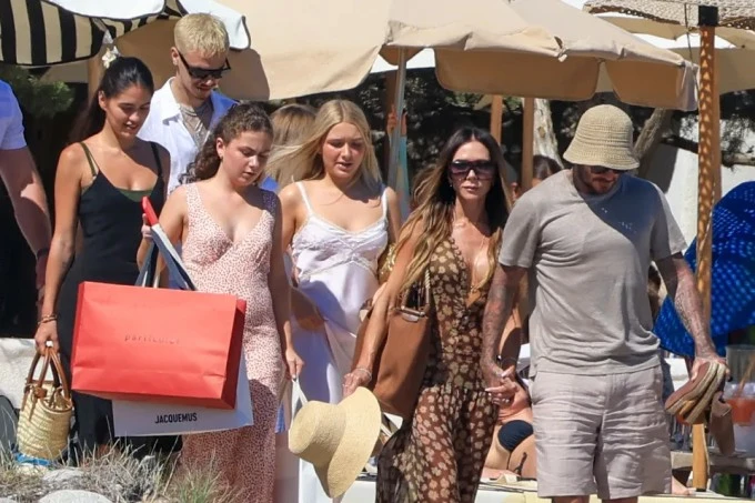 Becks - Vic đưa các con đi nghỉ hè ở Tây Ban Nha