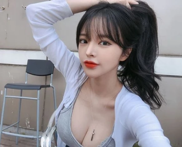 Bị cấm sóng vĩnh viễn vì quá "gợi cảm", nữ streamer chiêu trò đổi sân chơi, vẫn duy trì sức hút mạnh mẽ Bị cấm sóng vĩnh viễn vì quá "gợi cảm", nữ streamer chiêu trò đổi sân chơi, vẫn duy trì sức hút mạnh mẽ
