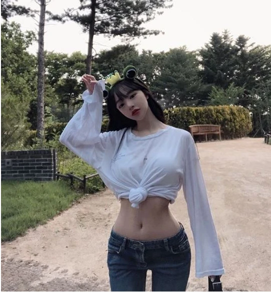 Bị cấm sóng vĩnh viễn vì quá "gợi cảm", nữ streamer chiêu trò đổi sân chơi, vẫn duy trì sức hút mạnh mẽ Bị cấm sóng vĩnh viễn vì quá "gợi cảm", nữ streamer chiêu trò đổi sân chơi, vẫn duy trì sức hút mạnh mẽ