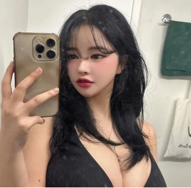 Bị cấm sóng vĩnh viễn vì quá "gợi cảm", nữ streamer chiêu trò đổi sân chơi, vẫn duy trì sức hút mạnh mẽ Bị cấm sóng vĩnh viễn vì quá "gợi cảm", nữ streamer chiêu trò đổi sân chơi, vẫn duy trì sức hút mạnh mẽ