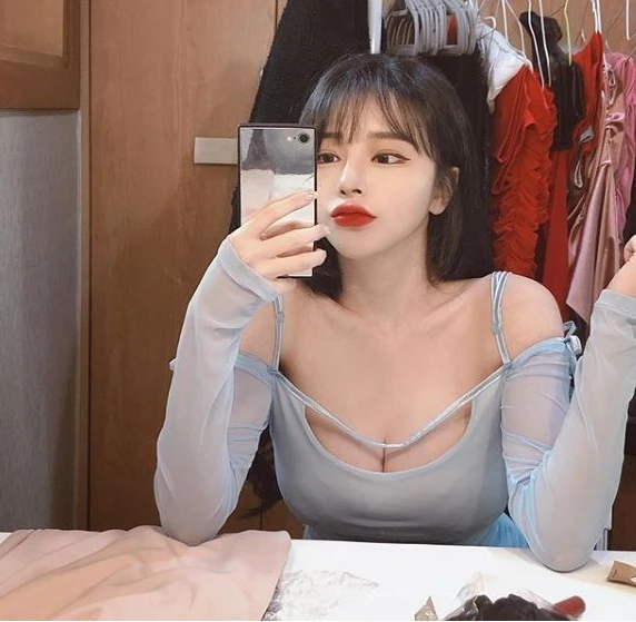 Bị cấm sóng vĩnh viễn vì quá "gợi cảm", nữ streamer chiêu trò đổi sân chơi, vẫn duy trì sức hút mạnh mẽ Bị cấm sóng vĩnh viễn vì quá "gợi cảm", nữ streamer chiêu trò đổi sân chơi, vẫn duy trì sức hút mạnh mẽ