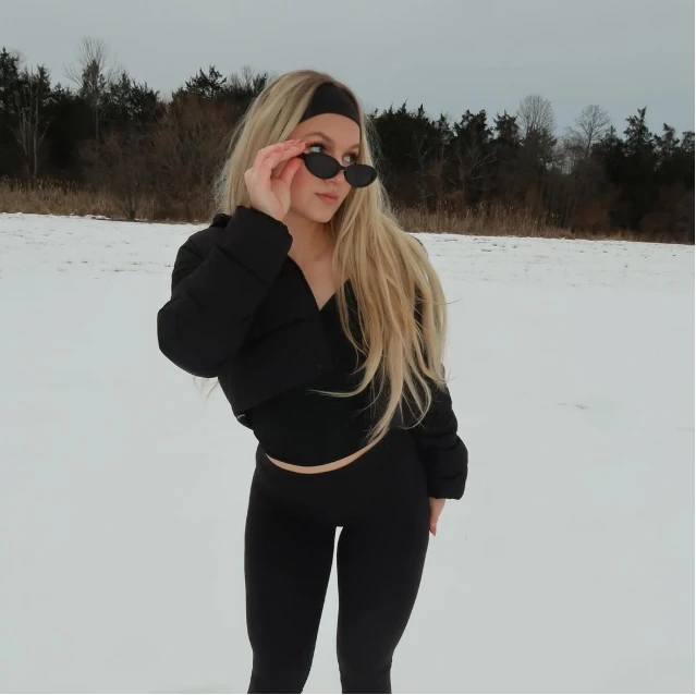 Bị lấy video đi quảng cáo app hẹn hò nhạy cảm, hot girl xinh đẹp bức xúc, khởi kiện gần 20 tỷ Bị lấy video đi quảng cáo app hẹn hò nhạy cảm, hot girl xinh đẹp bức xúc, khởi kiện gần 20 tỷ