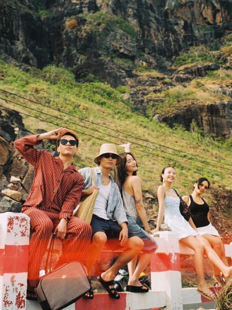 Bích Phương - Tăng Duy Tân tình tứ khi đi biển cùng hội bạn thân Bích Phương - Tăng Duy Tân tình tứ khi đi biển cùng hội bạn thân