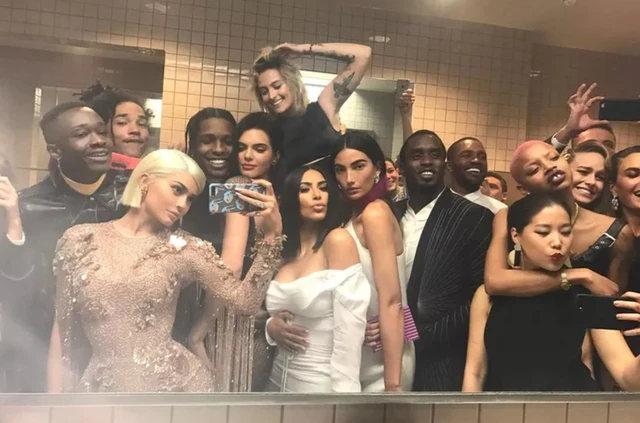 BLACKPINK nhí nhố cùng dàn mỹ nhân quốc tế: Met Gala có thể đổi chủ đề mỗi năm, nhưng WC selfie vẫn là truyền thống bất diệt!