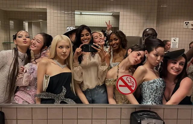 BLACKPINK nhí nhố cùng dàn mỹ nhân quốc tế: Met Gala có thể đổi chủ đề mỗi năm, nhưng WC selfie vẫn là truyền thống bất diệt!