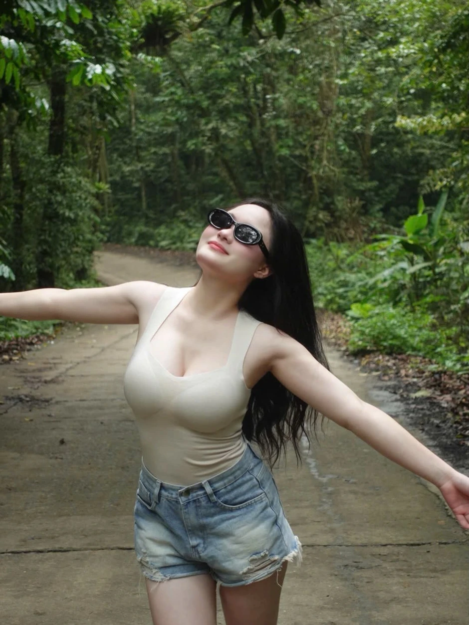 Bộ ảnh "núi rừng" không góc chết của hot girl xinh đẹp, hot rần rần MXH những ngày vừa qua