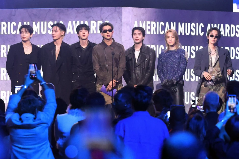 BTS được đặc cách đi trễ tại lễ trao giải lớn nhất nước Mỹ, cả triệu người nín thở chờ đợi