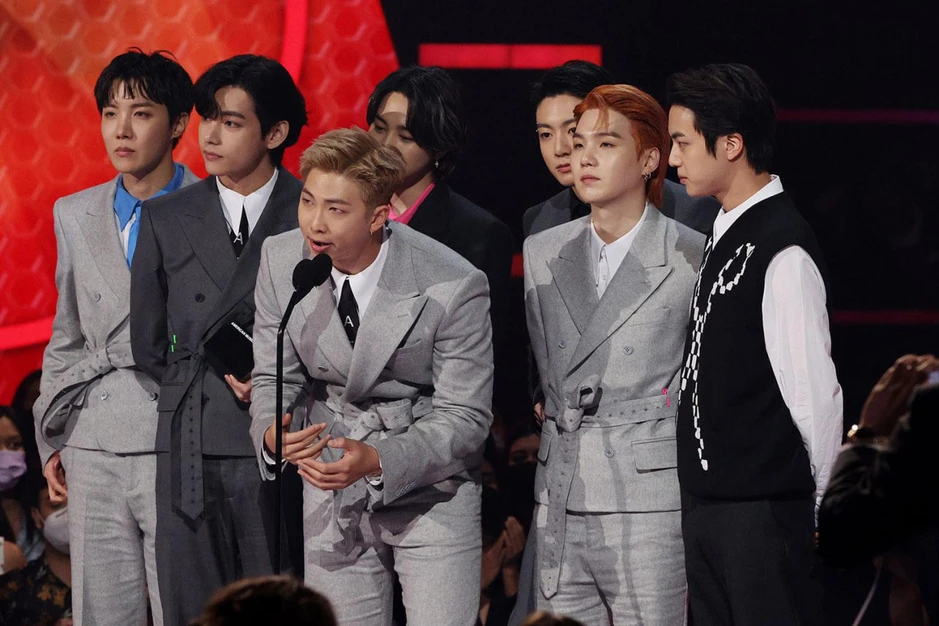 BTS được đặc cách đi trễ tại lễ trao giải lớn nhất nước Mỹ, cả triệu người nín thở chờ đợi