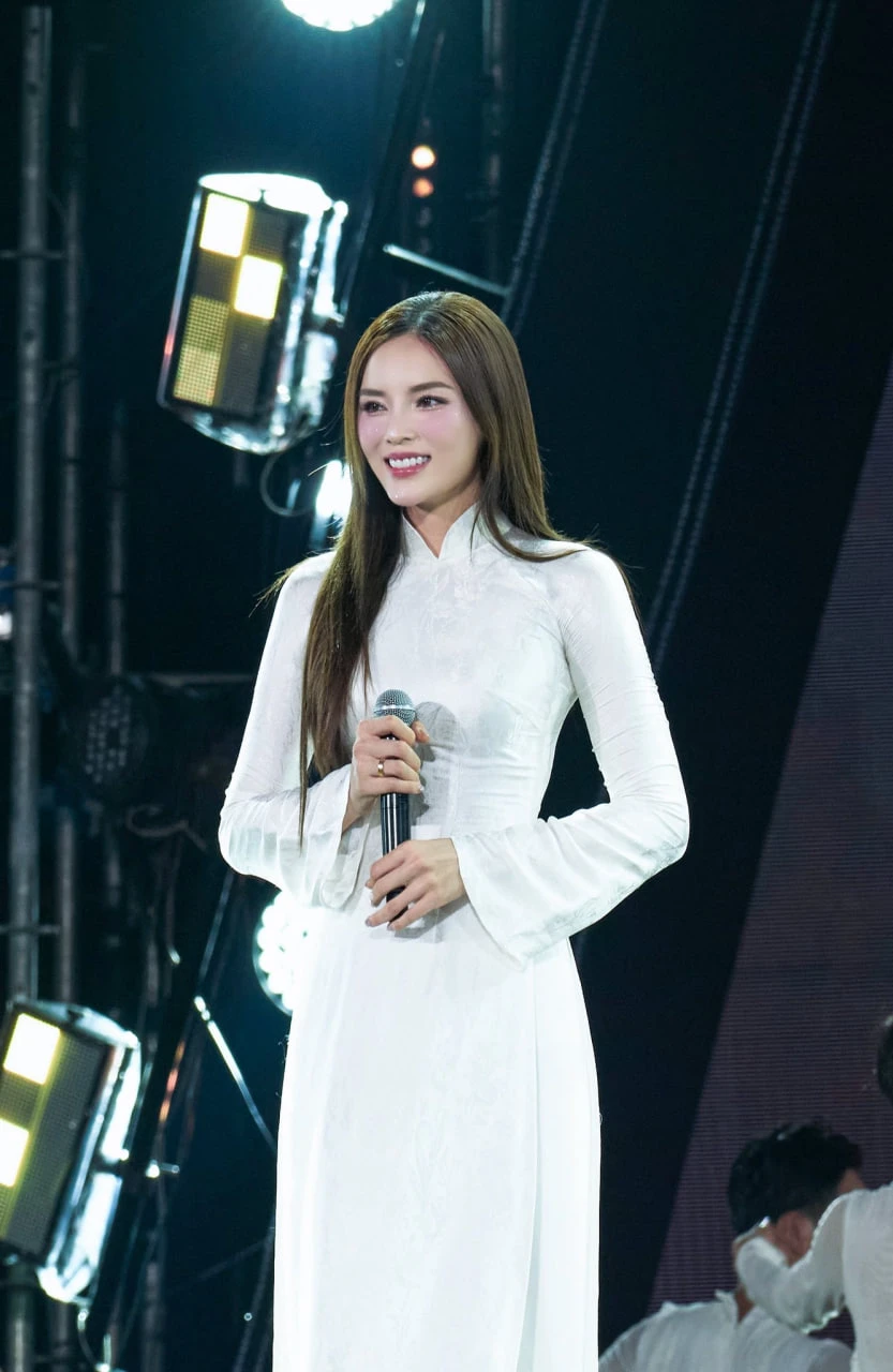 Bức ảnh nhiều mỹ nhân hot nhất showbiz Việt hiện tại Bức ảnh nhiều mỹ nhân hot nhất showbiz Việt hiện tại