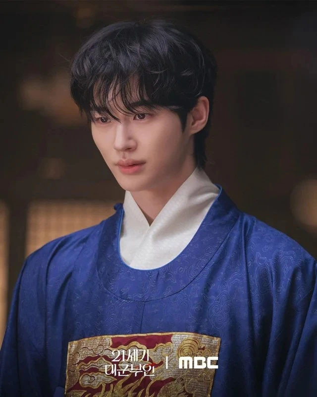 Byeon Woo Seok dành 2 năm để đi thụt lùi