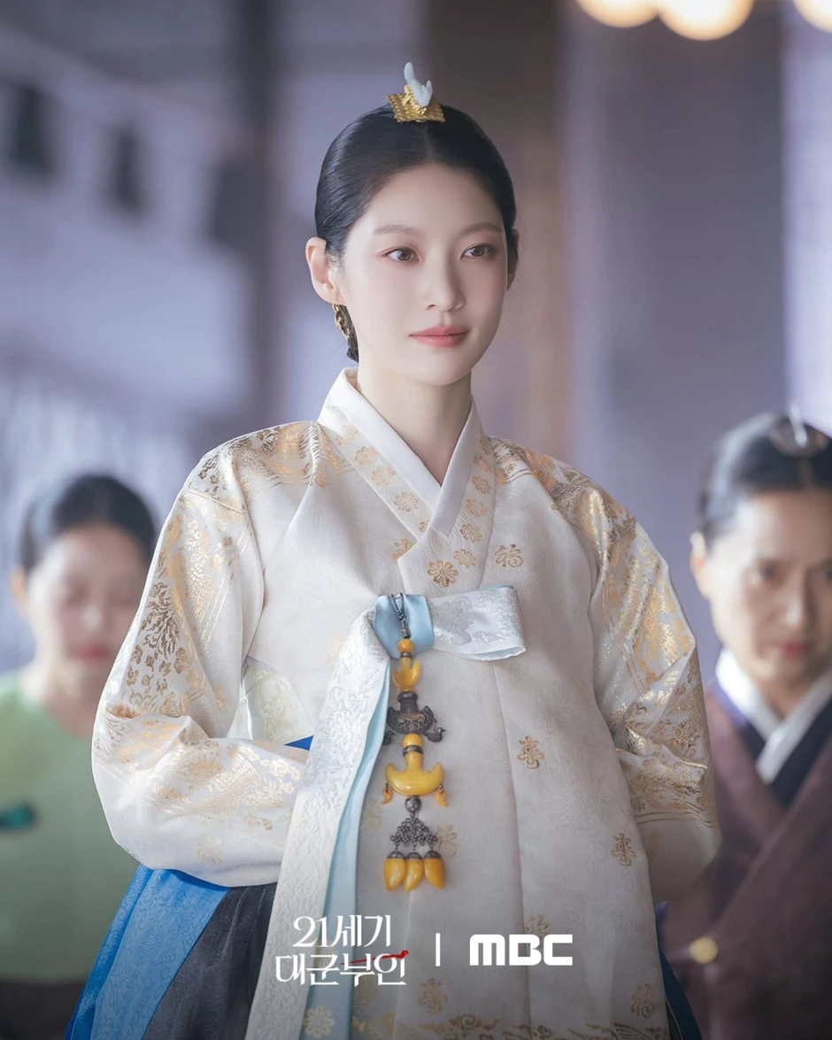 Cả đời xem phim Hàn mới thấy Thái hậu đẹp như Gong Seung Yeon