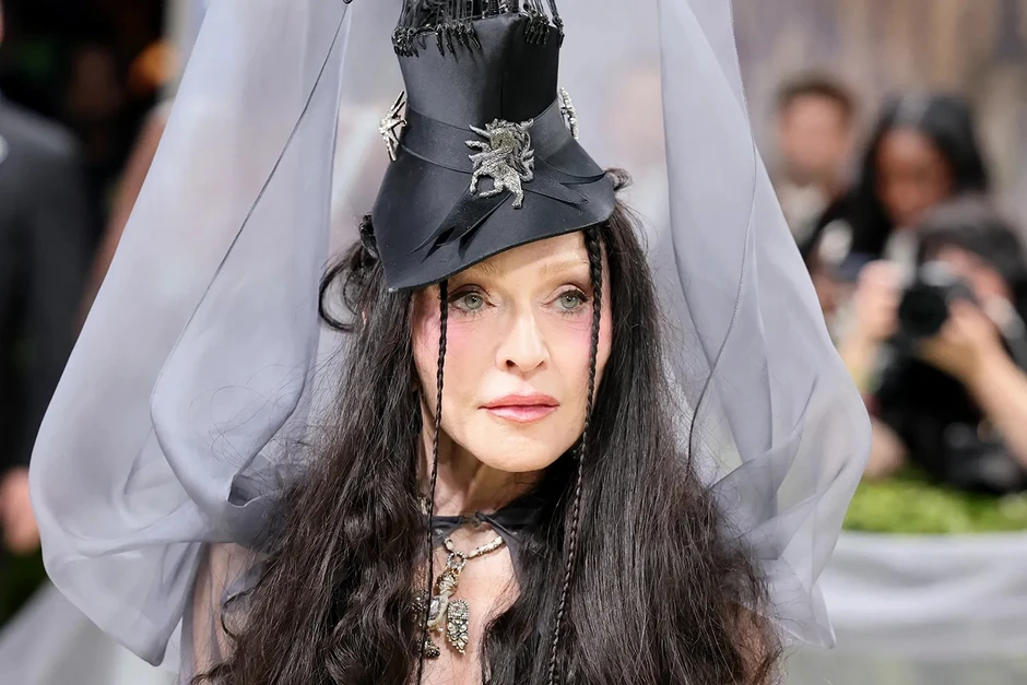 Cả Met Gala phải dạt ra vì "chị đại" này: Mang 7 mỹ nữ đi quét sạch thảm xanh, đến dàn sao ưa chặt chém nhất cũng không đọ lại Cả Met Gala phải dạt ra vì "chị đại" này: Mang 7 mỹ nữ đi quét sạch thảm xanh, đến dàn sao ưa chặt chém nhất cũng không đọ lại
