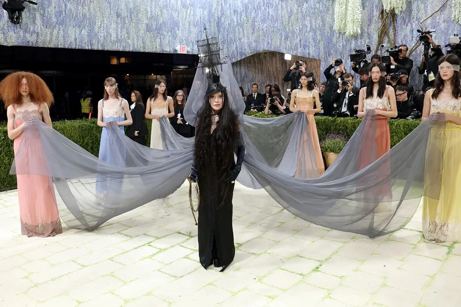 Cả Met Gala phải dạt ra vì "chị đại" này: Mang 7 mỹ nữ đi quét sạch thảm xanh, đến dàn sao ưa chặt chém nhất cũng không đọ lại Cả Met Gala phải dạt ra vì "chị đại" này: Mang 7 mỹ nữ đi quét sạch thảm xanh, đến dàn sao ưa chặt chém nhất cũng không đọ lại