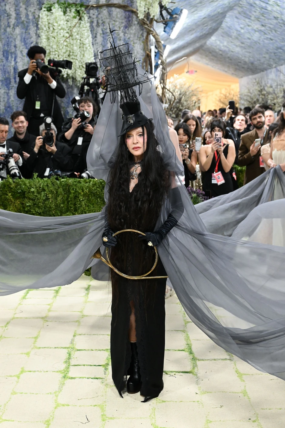 Cả Met Gala phải dạt ra vì "chị đại" này: Mang 7 mỹ nữ đi quét sạch thảm xanh, đến dàn sao ưa chặt chém nhất cũng không đọ lại Cả Met Gala phải dạt ra vì "chị đại" này: Mang 7 mỹ nữ đi quét sạch thảm xanh, đến dàn sao ưa chặt chém nhất cũng không đọ lại