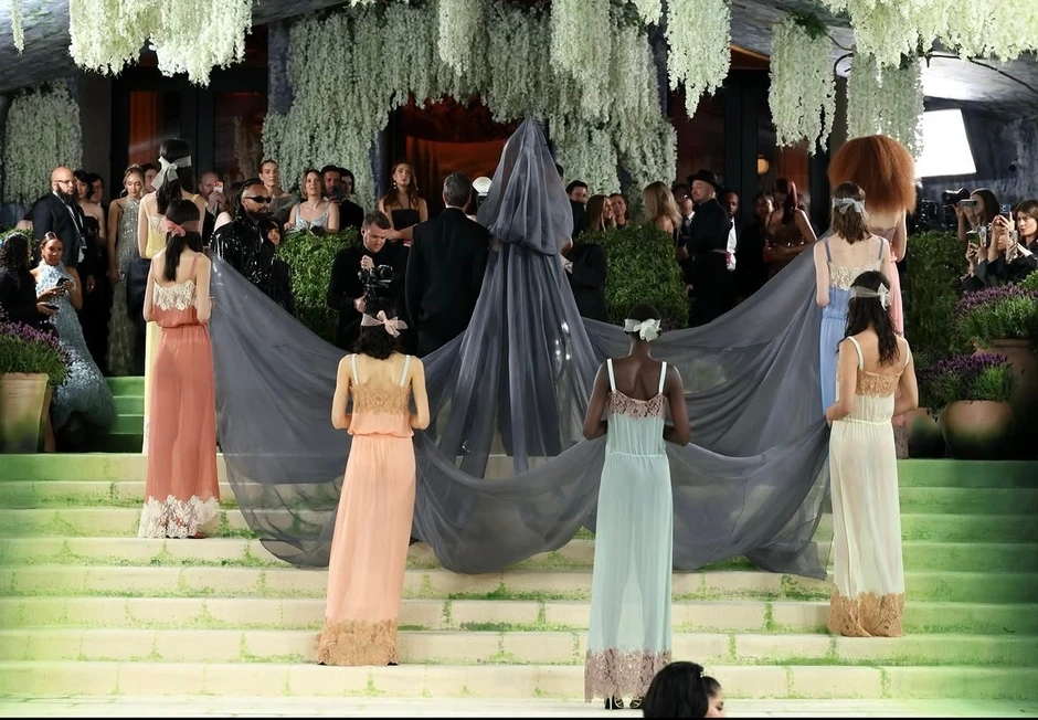 Cả Met Gala phải dạt ra vì "chị đại" này: Mang 7 mỹ nữ đi quét sạch thảm xanh, đến dàn sao ưa chặt chém nhất cũng không đọ lại Cả Met Gala phải dạt ra vì "chị đại" này: Mang 7 mỹ nữ đi quét sạch thảm xanh, đến dàn sao ưa chặt chém nhất cũng không đọ lại